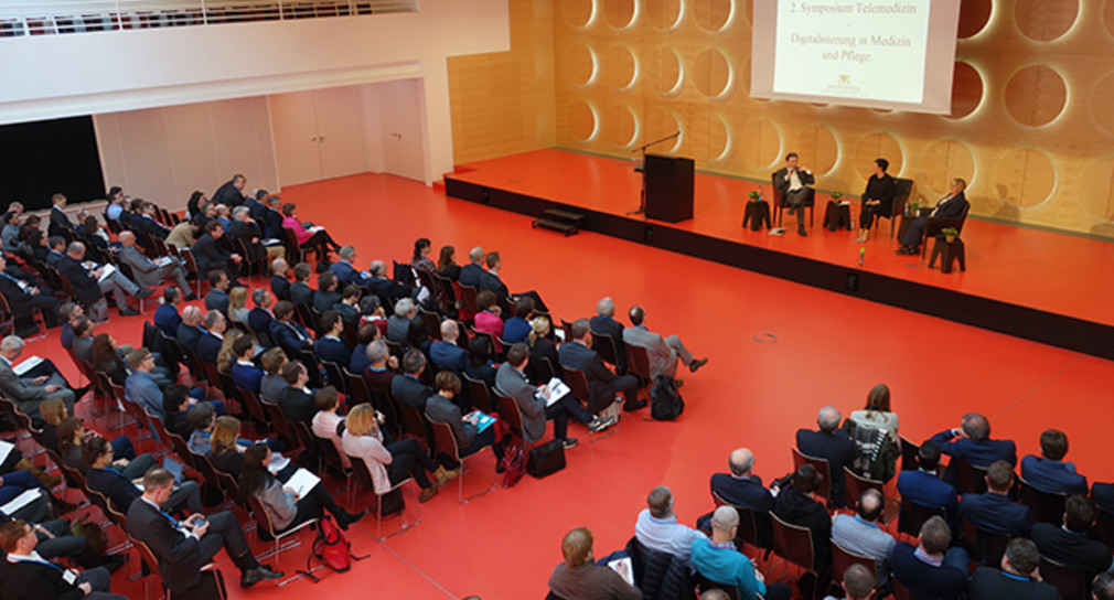 Blick aus Vogelperspektive auf Publikum des zweiten Symposiums „Telemedizin - Digitalisierung in Medizin und Pflege“ am 5. März 2018 im Hospitalhof Stuttgart