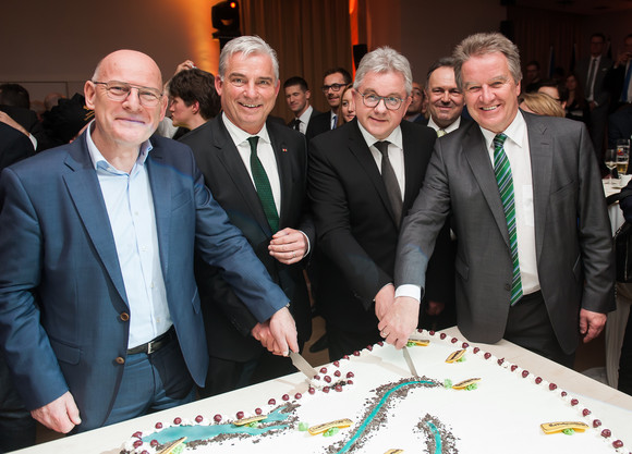 Europa Neujahrsempfang in der Landesvertretung in Brüssel v.l.n.r.: Verkehrsminister Winfried Hermann, Thomas Strobl, Minister für Inneres, Digitalisierung und Migration, Guido Wolf, Minister der Justiz und für Europa, und Franz Untersteller, Minister für Umwelt, Klima und Energiewirtschaft beim Anschnitt einer großen Baden-Württemberg-Torte