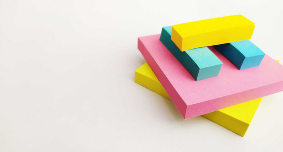 Stapel Notizblöcke in verschiedenen Farben