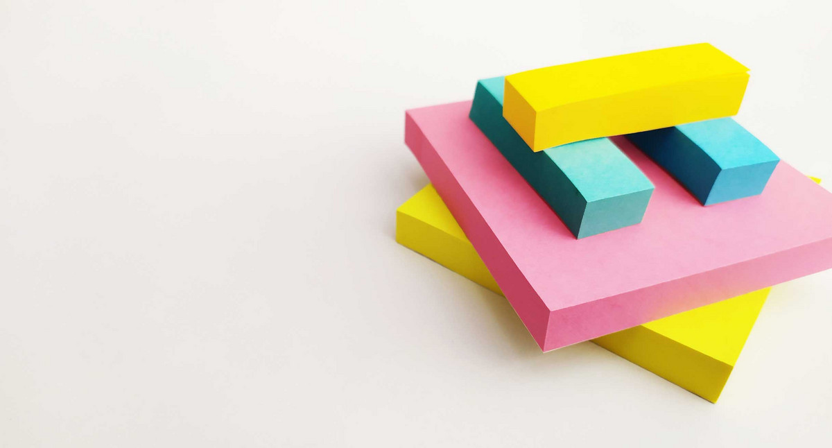 Stapel Notizblöcke in verschiedenen Farben