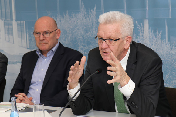 Pressekonferenz Fortschreibung des Luftreinhalteplans Stuttgart Ministerpräsident Winfried Kretschmann (r.) und Verkehrsminister Winfried Hermann (l.)