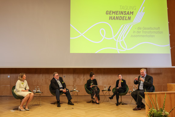 Zusammenhalt in der Transformation Tagung „Gemeinsam handeln“ von links nach rechts: Impuls und Podiumsdiskussion mit Dr. Fritzi Köhler-Geib, Chefvolkswirtin KfW Bankengruppe, Wolf Lotter, Journalist und Autor, Moderatorin Anne Guhlich, Prof. Dr. Hanna Hottenrott, Zentrum für Europäische Wirtschaftsforschung und Dr. Stefan Hartung, Vorsitzender der Geschäftsführung Robert Bosch GmbH