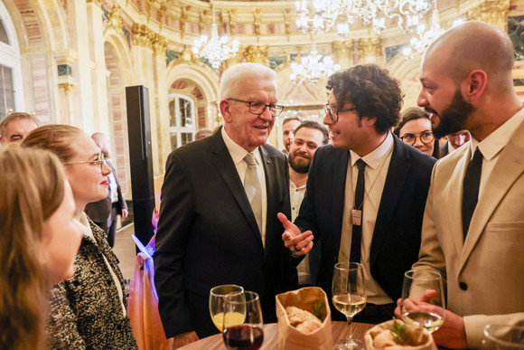 Empfang Neujahrsempfang der Landesregierung Ministerpräsident Winfried Kretschmann (Mitte) im Gespräch mit Gästen.