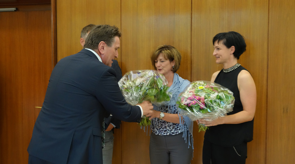Sozial- und Integrationsminister Manne Lucha überreicht Blumensträuße an zwei Frauen