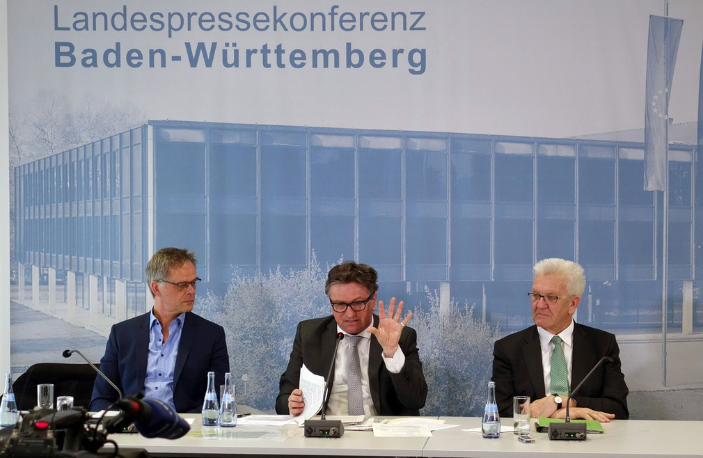 Regierungsssprecher Rudi Hoogvliet, Sozial- und Integrationsminister Manne Lucha und Ministerpräsident Winfried Kretschmann 