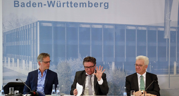 Regierungsssprecher Rudi Hoogvliet, Sozial- und Integrationsminister Manne Lucha und Ministerpräsident Winfried Kretschmann 