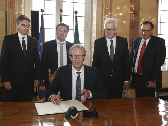 Integration Pakt für Integration mit den Kommunen unterzeichnet Roger Kehle, Präsident des Gemeindetags Baden-Württemberg, bei der Unterzeichnung