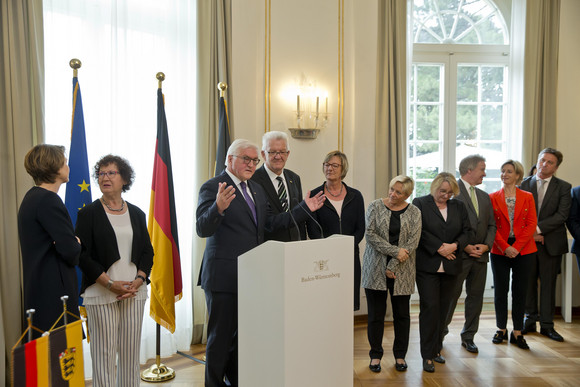 ANTRITTSBESUCH Bundespräsident Steinmeier in Baden-Württemberg Stuttgart, Villa Reitzenstein: Elke Büdenbender, Gerlinde Kretschmann, Bundespräsident Frank-Walter Steinmeier, Ministerpräsident Winfried Kretschmann und Mitglieder der Landesregierung (v.l.n.r.)