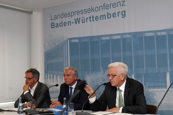 Pressekonferenz Evaluierung der Polizeistrukturreform v.l.n.r.: Regierungssprecher Rudi Hoogvliet, Innenminister Tomas Stobl und Ministerpräsident Winfried Kretschmann