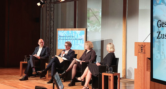 Sozialminister Manne Lucha spricht bei Podiumsdiskussion mit Dr. Kai Unzicker (Bertelsmann Stiftung), Bundesfamilienministerin Lisa Paus