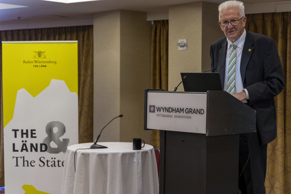 Delegationsreise Kretschmann reist nach Pennsylvania und Kalifornien Ministerpräsident Winfried Kretschmann bei einer Rede in Pittsburgh