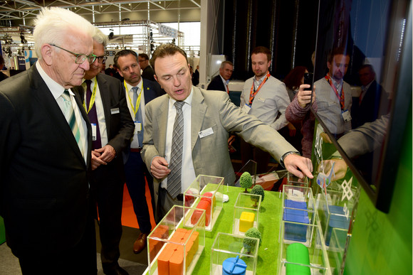 Industrie Kretschmann besucht Hannover Messe Ministerpräsident Winfried Kretschmann (l.) am Stand des Instituts für Technische Thermodynamik des Deutschen Zentrums für Luft- und Raumfahrt (DLR)