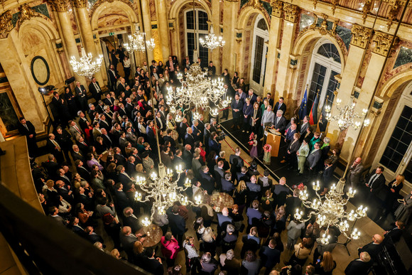 Empfang Neujahrsempfang der Landesregierung Ministerpräsident Winfried Kretschmann steht mit seiner Ehefrau Gerlinde und den Mitgliedern der Landesregierung zusammen und spricht zu den Gästen.