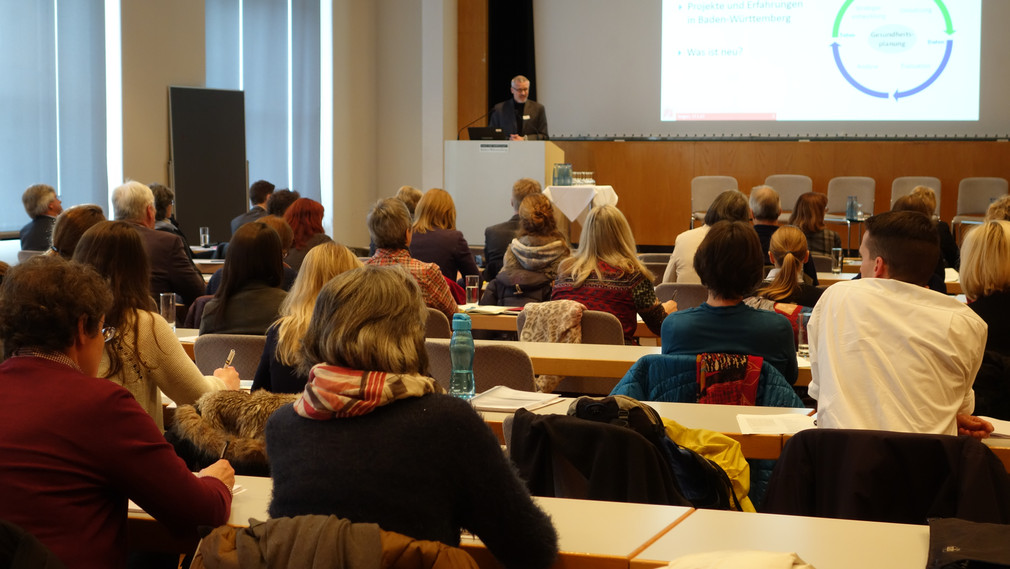 Prof. Dr. Betram Szagun (Hochschule Ravensburg-Weingarten) an Redepult vor Publikum