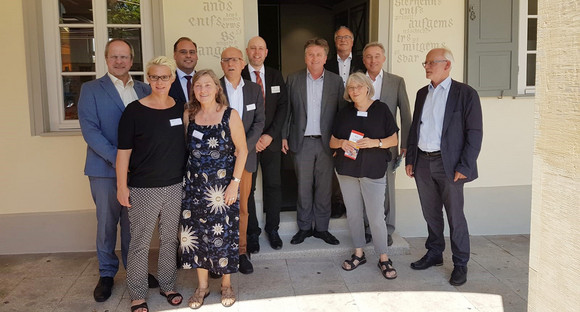 Gruppenbild von Mitarbeitenden der Ökumenischen Fachstelle Asyl in Ludwigsburg mit Minister Manne Lucha