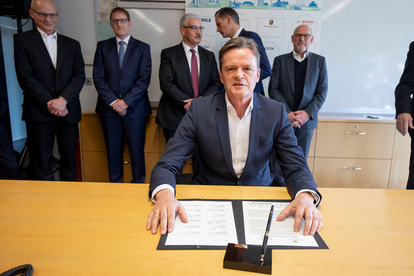 Luftreinhaltung Bündnis für Luftreinhaltung unterzeichnet Markus Schäfer, Leiter des Mercedes-Benz Cars Produktion und Supply Chain Management der Daimler AG, unterschreibt das Bündnis für Luftreinhaltung. (Bild: Staatsministerium Baden-Württemberg)