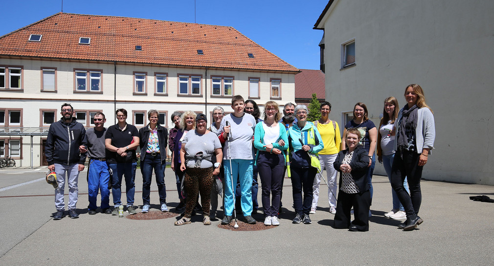 Bewohnerinnen und Bewohner, Werkstatträtinnen und -räte, Frauenbeauftragte sowie Mitarbeitende der Stiftung St. Franziskus mit Simone Fischer.