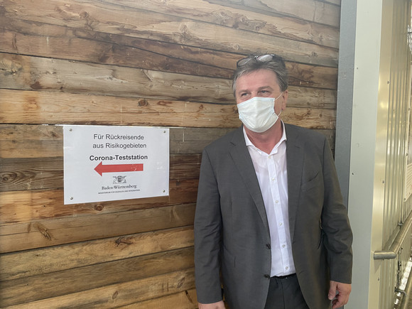 Coronavirus Eröffnung Teststation am Stuttgarter Hauptbahnhof Gesundheitsminister Manne Lucha vor einem Hinweisschild zur Coronavirus-Teststation am Stuttgarter Hauptbahnhof