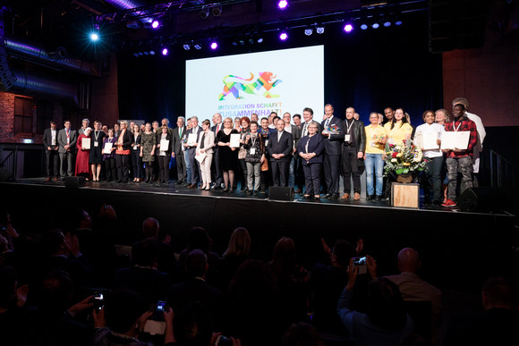 Gruppenbild aller Preisträger des ersten Integrationspreises des Landes Baden-Württemberg auf der Bühne