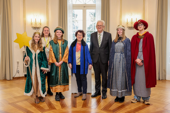 Aktion Dreikönigssingen Kretschmann empfängt Sternsingergruppen Ministerpräsident Winfried Kretschmann und seine Ehefrau Gerlinde mit der Sternsingergruppe von St. Johann Baptist Hagnau, Erzdiözese Freiburg.