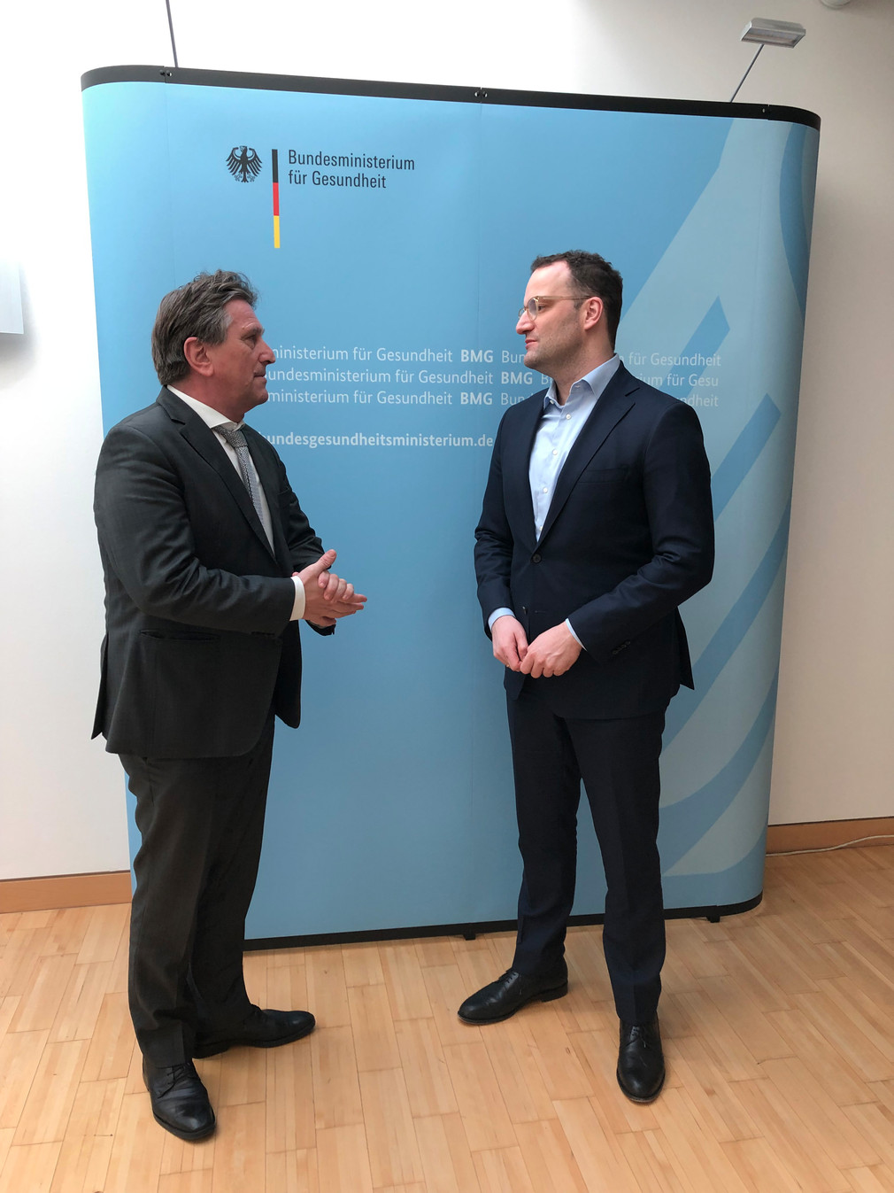 Sozial- und Integrationsminister Manne Lucha unterhält sich mit Bundesgesundheitsminister Jens Spahn
