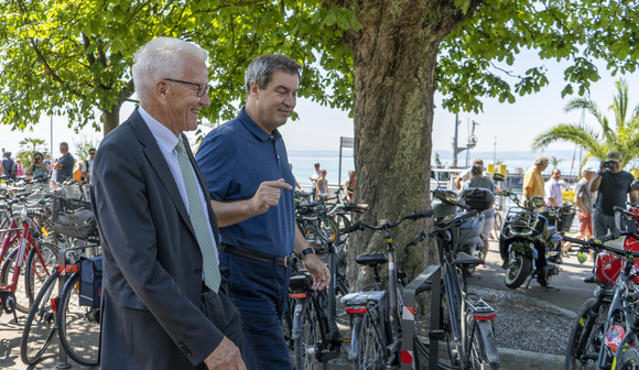 Regierung Gemeinsame Kabinettssitzung der Regierungen von Baden-Württemberg und Bayern Ministerpräsident Winfried Kretschmann (l.) und Ministerpräsident Dr. Markus Söder (r.) in Meersburg (Bild: Staatsministerium Baden-Württemberg)