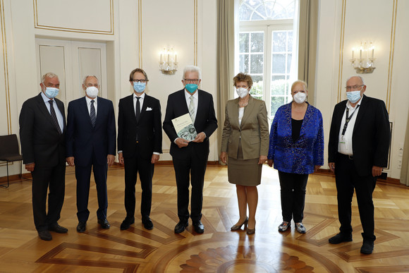 Bürokratieabbau Normenkontrollrat übergibt Jahresbericht 2020 v.l.n.r.: Claus Munkwitz, Bernhard Bauer, Staatsminister Dr. Florian Stegmann, Ministerpräsident Winfried Kretschmann, Dr. Gisela Meister-Scheufelen, Prof. Dr. Gisela Färber und Dr. h. c. Rudolf Böhmler