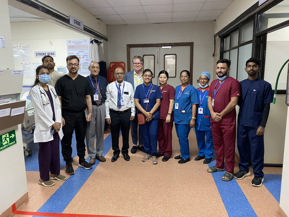 Gruppenfoto von Studierenden des MGM New Bombay College of Nursing in Navi Mumbai mit Minister Manne Lucha.