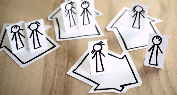 Aus Papier ausgeschnittene Figuren und Häuser
