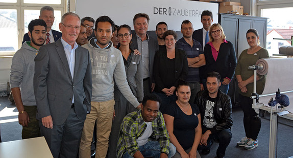 Gruppenbild des Teams und der Mitarbeitenden der Nähwerkstatt Zauberfaden in Schorndorf mit Sozial- und Integrationsminister Manne Lucha