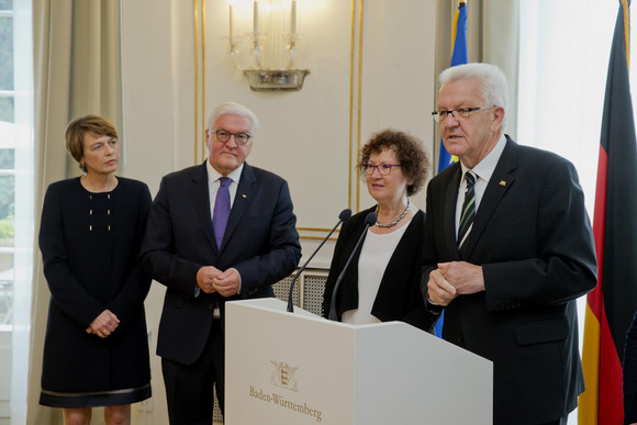 ANTRITTSBESUCH Bundespräsident Steinmeier in Baden-Württemberg Stuttgart, Villa Reitzenstein: Ministerpräsident Winfried Kretschmann, Gerlinde Kretschmann, Bundespräsident Frank-Walter Steinmeier und Elke Büdenbender (v.r.n.l.)