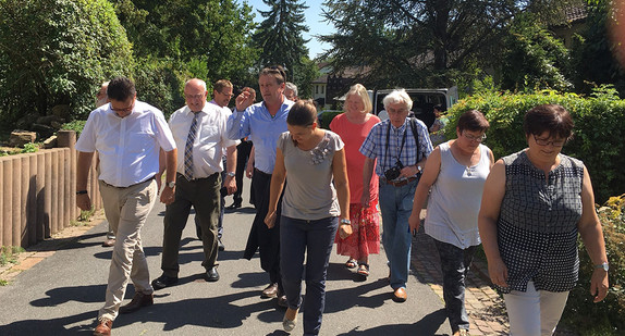Die Minister Manne Lucha und Peter Hauk bei der Führung durch die Anlage des Kinder- und Jugenddorfes Klinge in Seckach
