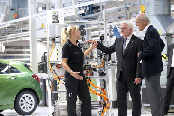 ANTRITTSBESUCH Bundespräsident Steinmeier in Baden-Württemberg Rastatt, Werk der Daimler AG: Bundespräsident Frank-Walter Steinmeier (M.) und Dieter Zetsche (r.)