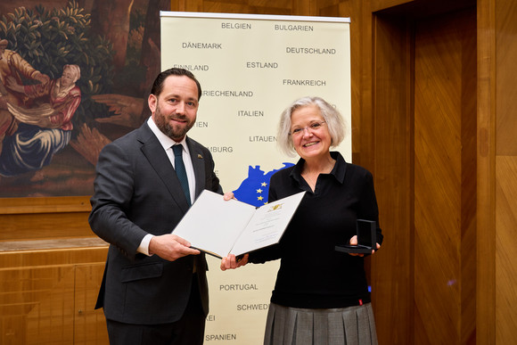 Auszeichnung Staufermedaille an um Europa verdiente Personen Staatssekretär Florian Hassler (l.) und Christiane Helene Berner-Fabrick (r.)