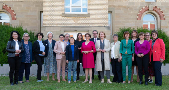 Die Teilnehmenden der 34. GFMK haben sich im Freien zum Gruppenfoto aufgestellt.