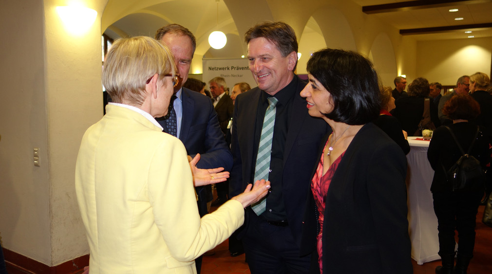 Dörthe Domzig (Leiterin des Amtes für Chancengleichheit), Oberbürgermeister Prof. Dr. Würzner, Minister Manne Lucha und Landtagspräsidentin Muhterem Aras lachen und unterhalten sich
