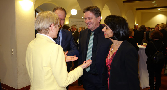 Dörthe Domzig (Leiterin des Amtes für Chancengleichheit), Oberbürgermeister Prof. Dr. Würzner, Minister Manne Lucha und Landtagspräsidentin Muhterem Aras lachen und unterhalten sich
