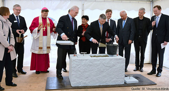 St. Vincentius-Vorstand Jürgen Biscoping legte den Grundstein im Beisein von Sozialministerin Katrin Altpeter und OB Frank Mentrup.