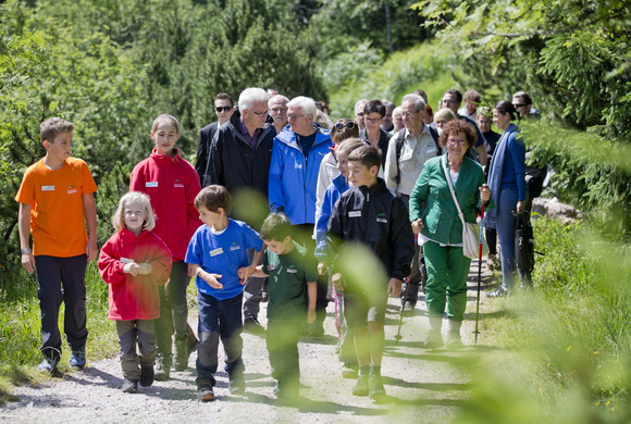 ANTRITTSBESUCH Bundespräsident Steinmeier in Baden-Württemberg Ministerpräsident Winfried Kretschmann und Bundespräsident Frank-Walter Steinmeier spazieren mit Junior Rangern durch den Nationalpark Schwarzwald