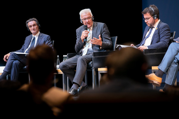 Europa 30 Jahre „Vier Motoren für Europa“ v.l.n.r.: Attilio Fontana (Präsident der Lombardei), Ministerpräsident Winfried Kretschmann und Pere Aragonès (Vize-Präsident Kataloniens)