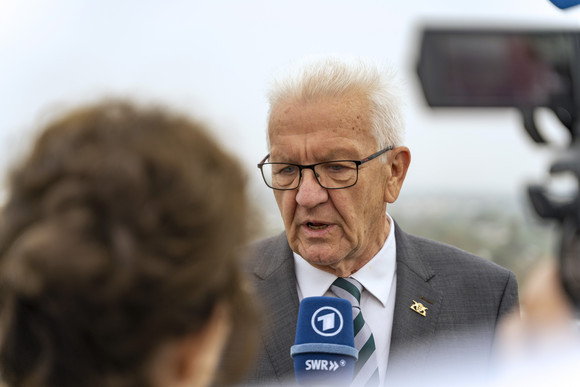 Delegationsreise Kretschmann reist nach Pennsylvania und Kalifornien Ministerpräsident Winfried Kretschmann in Los Angeles bei einem Interview