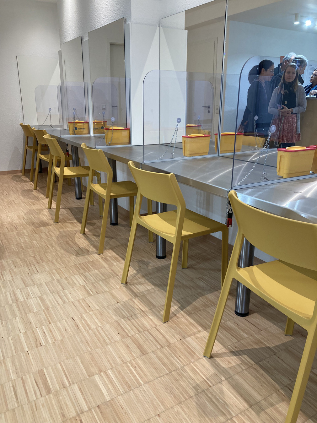 Reihe aus Tischen und Stühlen in Drogenkonsumraum in Freiburg
