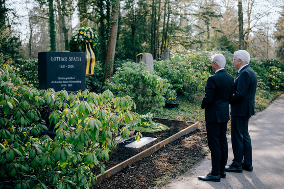 Ministerpräsident Winfried Kretschmann und Innenminister Thomas Strobl am Grab des früheren Ministerpräsidenten Lothar Späth auf dem Waldfriedhof in Stuttgart-Degerloch