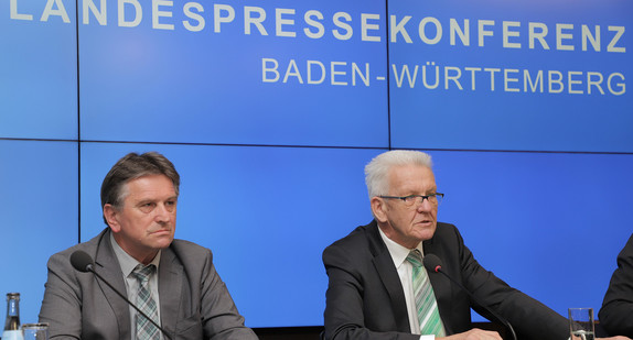 Ministerpräsident Winfried Kretschmann (r.) und Sozial- und Integrationsminister Manne Lucha (l.)