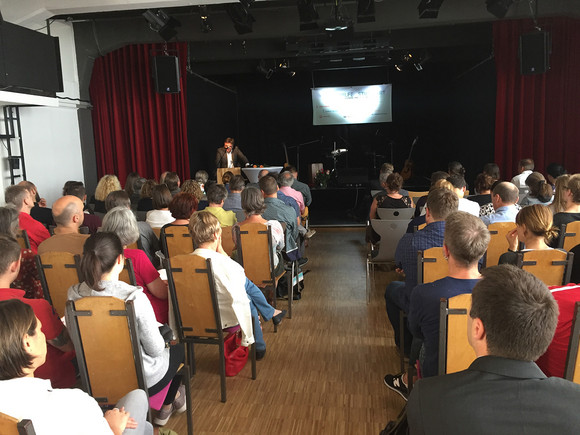 Jubiläumsfeier 10 Jahre Suchthilfeverbund Stuttgart Minister Manne Lucha spricht vor Publikum