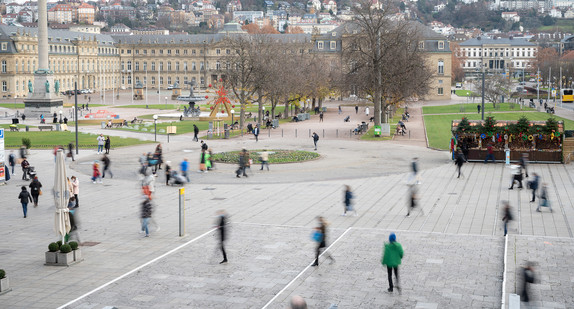 Passanten auf dem Schlossplatz in Stuttgart