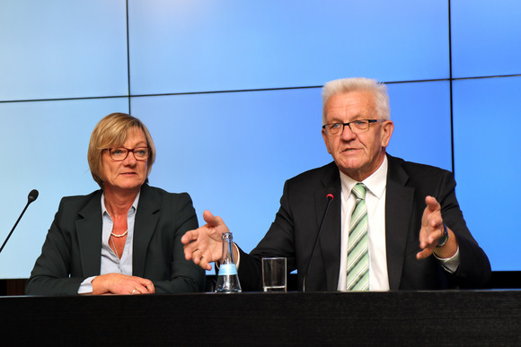 Pressekonferenz Land beginnt mit dem Schuldenabbau Ministerpräsident Winfried Kretschmann (r.) und Finanzministerin Edith Sitzmann (l.)