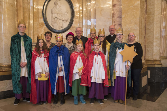 Tradition Kretschmann empfängt Sternsingergruppen Ministerpräsident Winfried Kretschmann und seine Frau Gerlinde (M.) mit den Sternsingern von St. Sebastian (Mannheim)