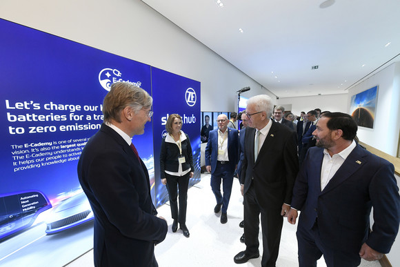 Transformation Treffen des Strategiedialogs Automobilwirtschaft in Brüssel Rundgang durch die Ausstellung
