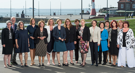 Gruppenfoto von der 28. Konferenz der Gleichstellungs- und Frauenministerinnen und -minister, -senatorinnen und -senatoren der Länder am 7./8. Juni 2018 in Bremerhaven
